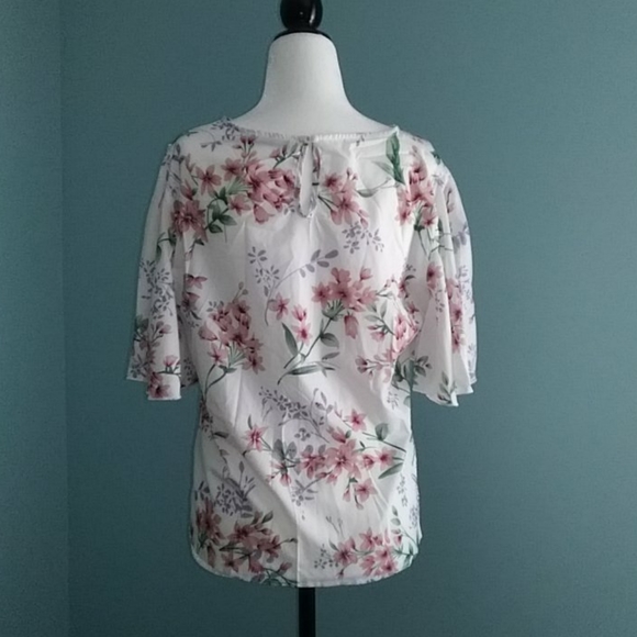 🛍️3/$25 SHEIN Floral Blouse - Picture 2 of 2
